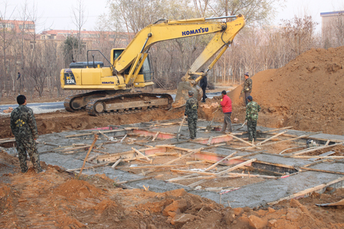 土建工程挖机建筑加固现场