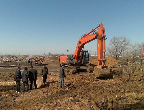 土建工程挖机建筑加固现场