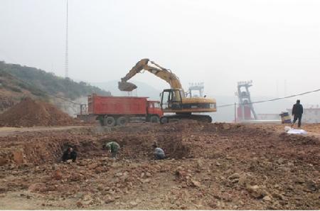 土建工程挖机建筑加固现场