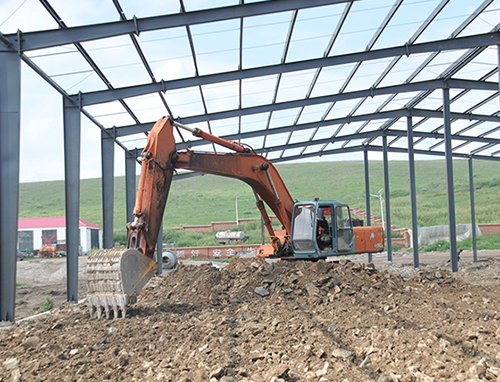 土建工程挖机建筑加固现场